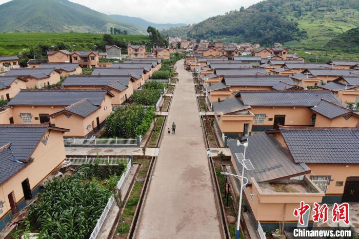 平坦的水泥路從村民居住區(qū)穿過?！埨?攝