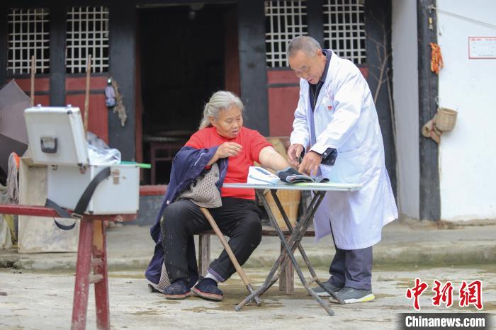 資料圖，貴州村醫(yī)給村民看病?！■暮陚?攝