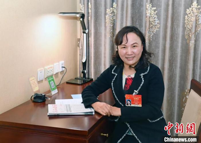 全國人大代表，浙江省臺州市椒江區(qū)大陳實驗學(xué)校校長、黨支部書記翁麗芬 蔡榮章 攝