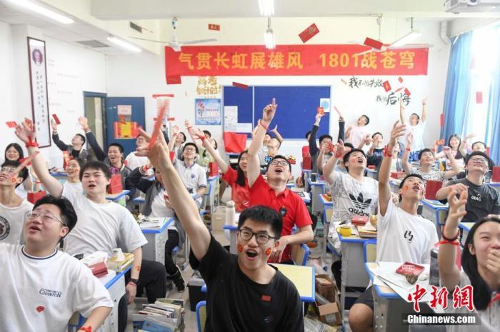 資料圖：6月6日，湖南長(zhǎng)沙同升湖實(shí)驗(yàn)學(xué)校教師與考生拋起紅包迎接高考。 楊華峰 攝