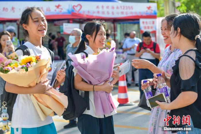 資料圖：6月10日，海南省?？谑泻Ｄ现袑W(xué)考點(diǎn)外，家長(zhǎng)為剛剛走出考場(chǎng)的考生送上鮮花。當(dāng)日，海南省2021年高考結(jié)束 。 <a target='_blank'  data-cke-saved- ><p  align=