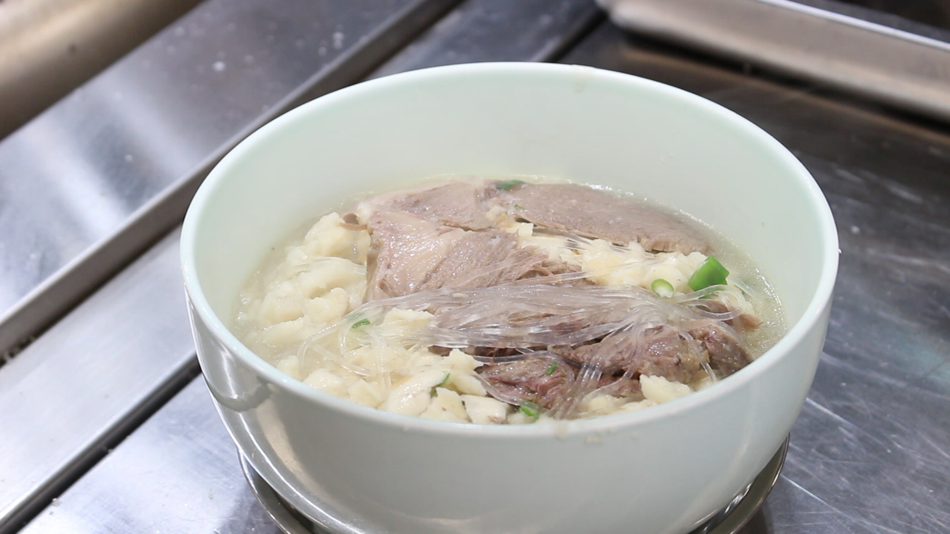 【陜菜大師和他們的拿手菜】烏平：“知足者常樂(lè)，食客愛(ài)吃我做的牛羊肉泡饃，就是我最大的滿(mǎn)足”_fororder_圖片8