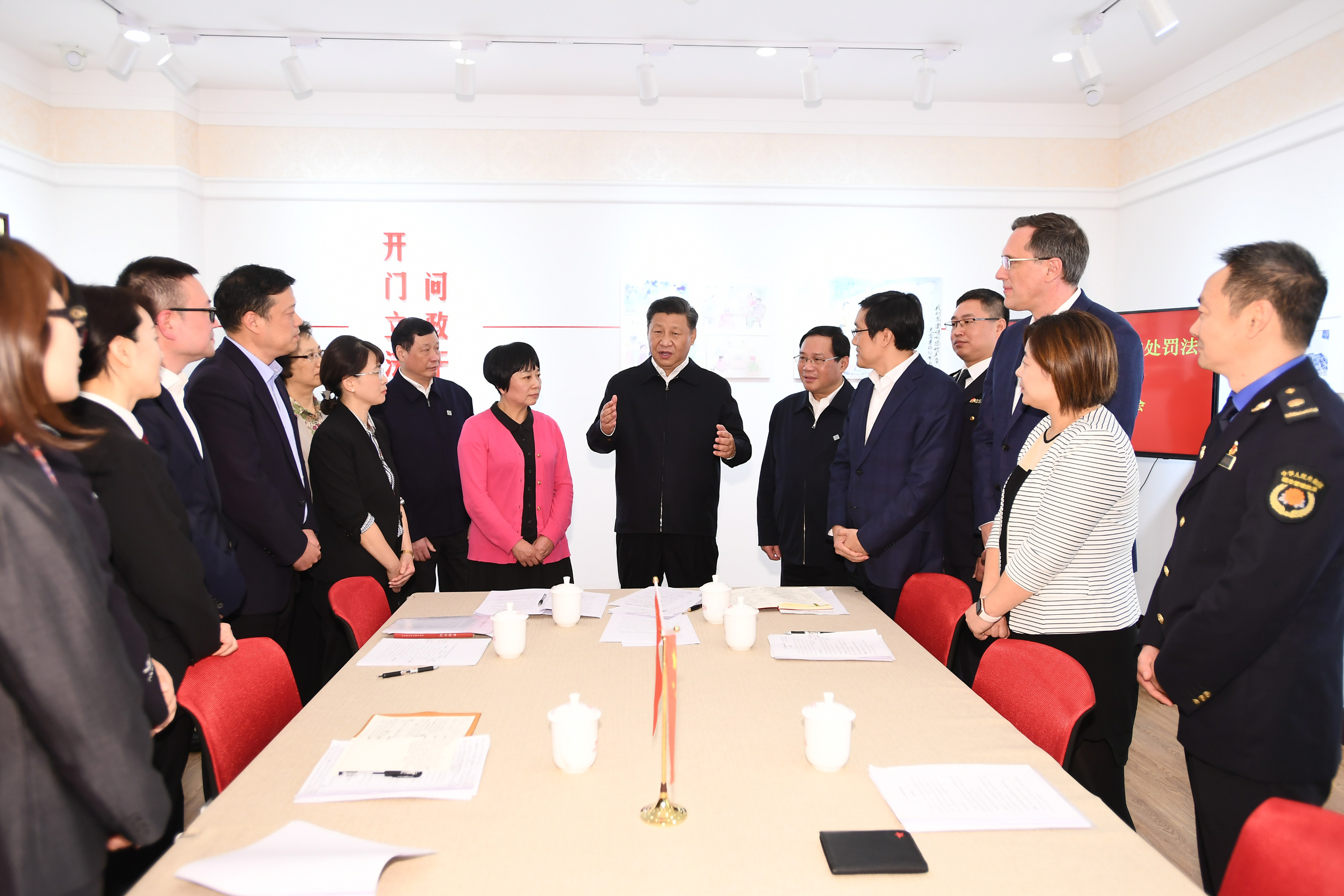 2019年11月2日，習(xí)近平總書記在上海長寧區(qū)虹橋街道古北市民中心，同正在參加立法意見征詢的社區(qū)居民代表親切交流。